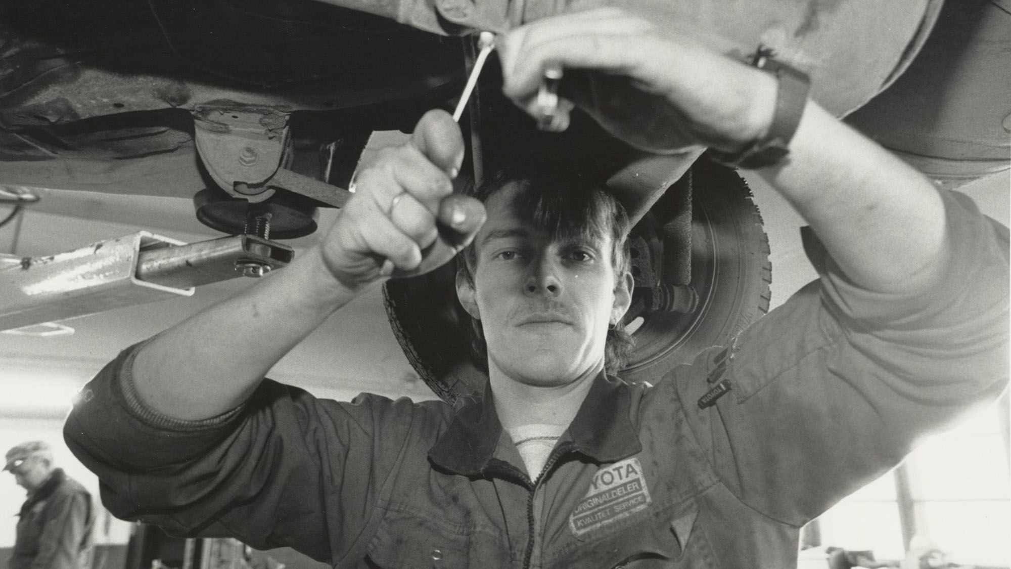 <p><span class="content" _ngcontent-col-c243="">En bilmekaniker-lærling i sving på et norsk bilverksted. </span>Foto: Dag Helge Dybvad / Ringsaker Blad (via Nasjonalbiblioteket).</p>