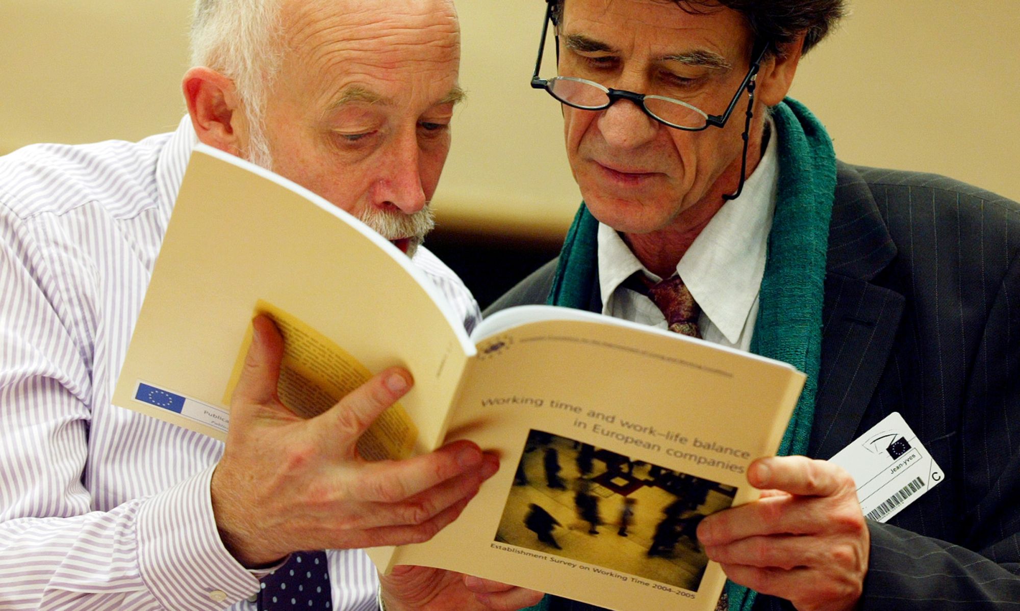 <p><strong>LESESTOFF:</strong> Eurofound publiserer egne rapporter basert på medlemslandenes rapporteringer om utviklingen innen arbeidsliv og samfunn for øvrig. På bildet ser vi to lesere av en rapport om balansen mellom arbeid og fritid. <em>Foto: <a href="https://www.mynewsdesk.com/eurofound/images/interested-readers-1008493">EUP & Images / Erik Luntang / Creative commons</a>.</em></p>