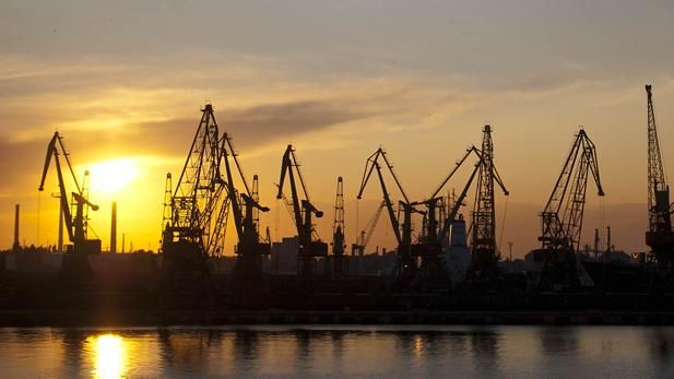 <p>TARIFFLØNN I SOLNEDGANG: Polen er ett av landene hvor kollektive forhandlinger har fått langt mindre utbredelse for å fastsette lønnstakernes arbeidsbetingelser – fra «medium» til «svært lavt», ifølge Eurofounds gjennomgang. Her fra havna i Gdansk, arnested for fagforeningen Solidaritet (Solidarność).</p>