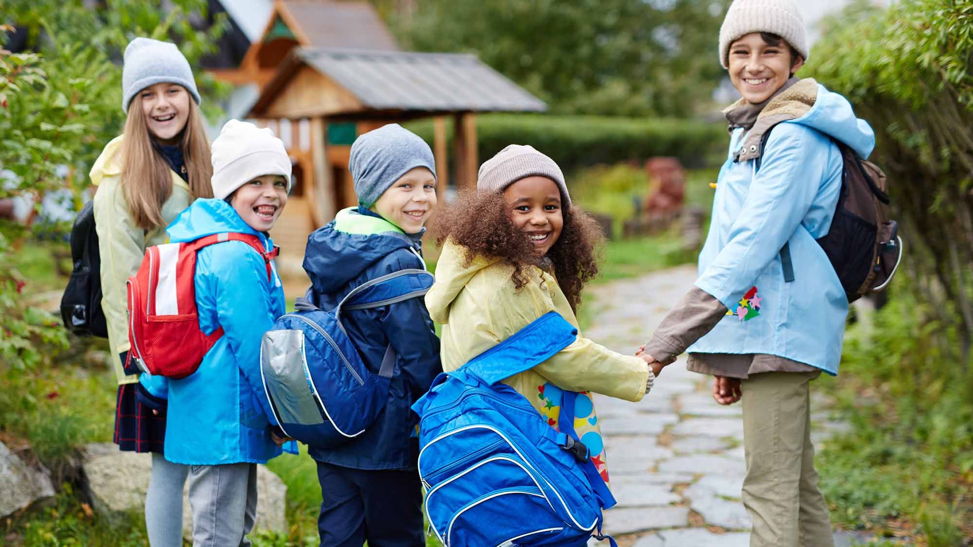 <p>FØRSTE DAG kan være enten spennende eller rett og slett skummel for mange barn. Mange foreldre ønsker da også å være til stede når barnet tar de aller første stegene inn i barnehage, skole eller SFO</p>
